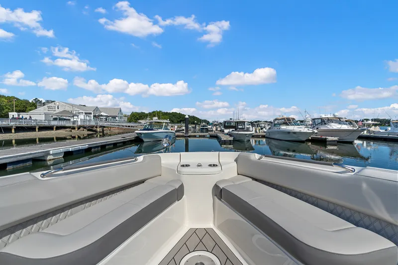 Slide: The Image of Sea Ray SLX 400 Outboard 2026 - 47