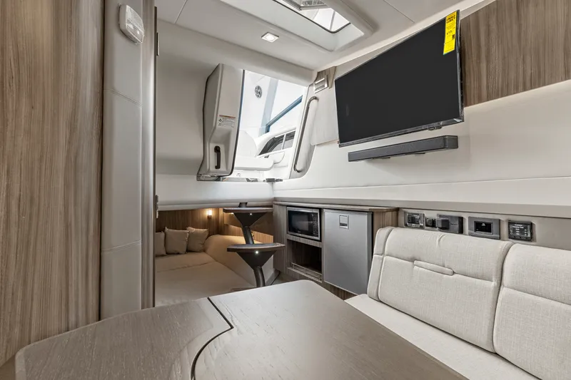 Slide: The Image of Sea Ray SLX 400 Outboard 2026 - 37