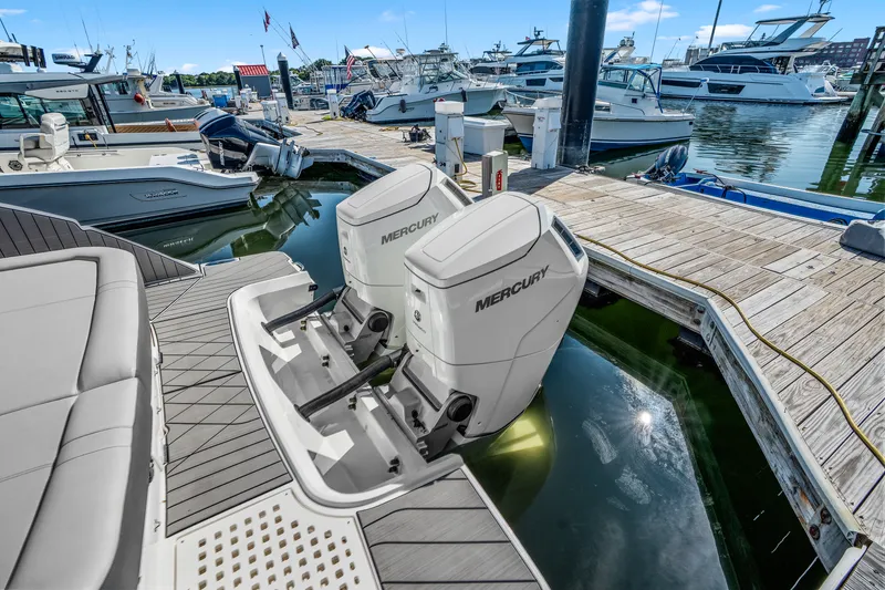 Slide: The Image of Sea Ray SLX 400 Outboard 2026 - 7