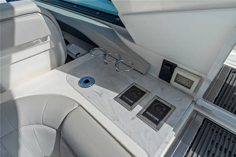 Slide: The Image of Sea Ray SLX 400 Outboard 2026 - 18