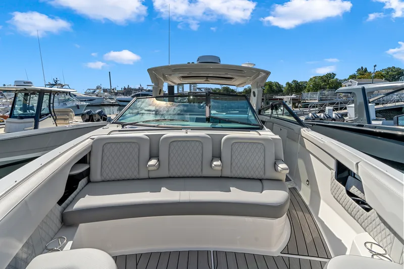Slide: The Image of Sea Ray SLX 400 Outboard 2026 - 48