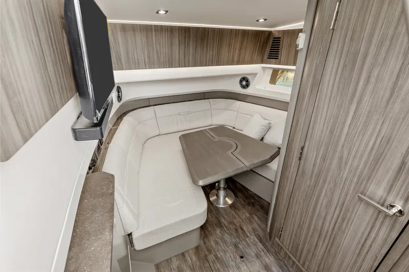 Slide: The Image of Sea Ray SLX 400 Outboard 2026 - 34