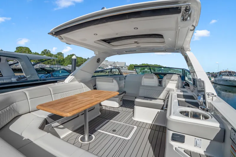 Slide: The Image of Sea Ray SLX 400 Outboard 2026 - 14