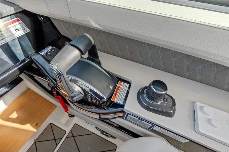 Slide: The Image of Sea Ray SLX 400 Outboard 2026 - 33