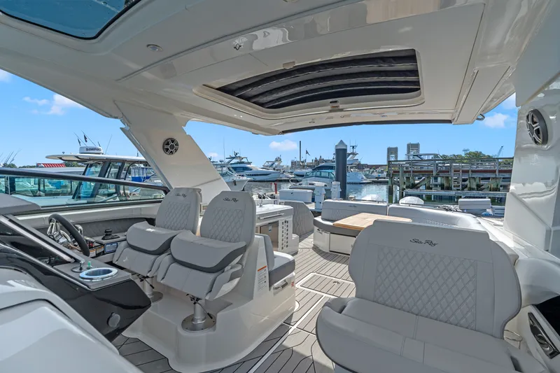 Slide: The Image of Sea Ray SLX 400 Outboard 2026 - 23