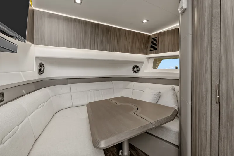 Slide: The Image of Sea Ray SLX 400 Outboard 2026 - 35