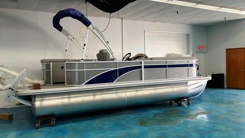The Image of 2023 Bennington 21 SL pontoon boat in indoor showroom. - 0