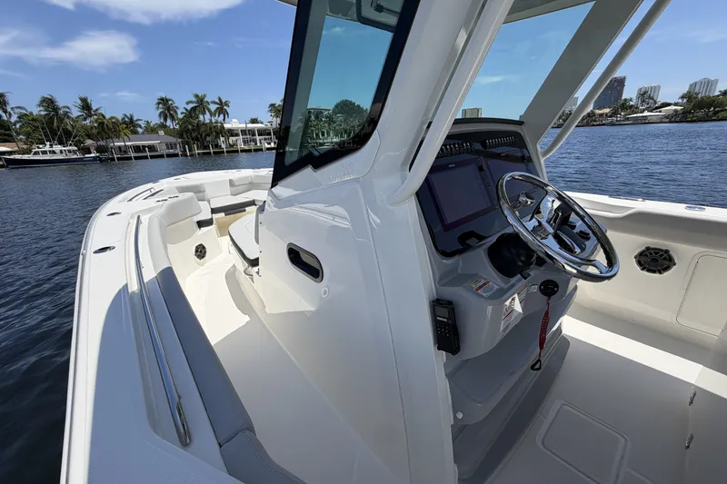 Slide: The Image of Boston Whaler 330 Outrage 2026 - 45