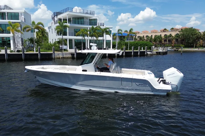 Slide: The Image of Boston Whaler 330 Outrage 2026 - 8
