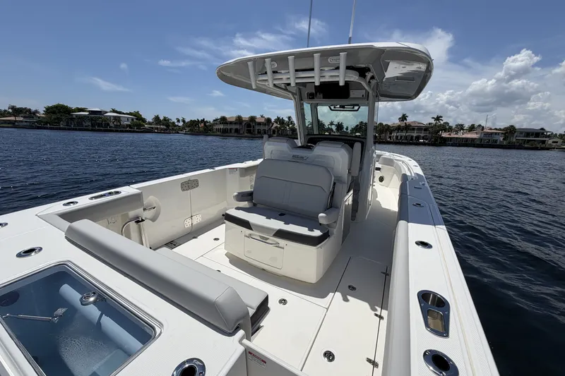 Slide: The Image of Boston Whaler 330 Outrage 2026 - 24