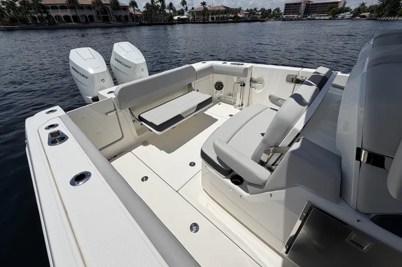 Slide: The Image of Boston Whaler 330 Outrage 2026 - 29
