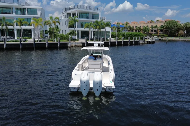 Slide: The Image of Boston Whaler 330 Outrage 2026 - 4