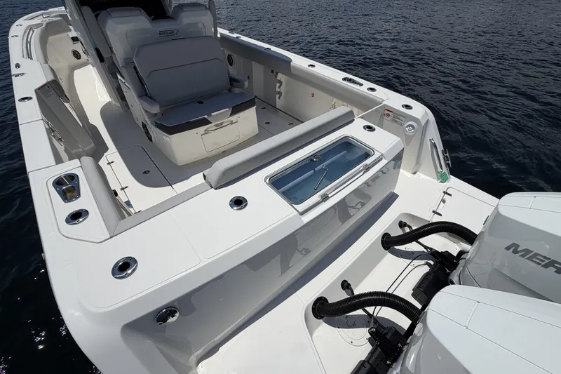 Slide: The Image of Boston Whaler 330 Outrage 2026 - 22