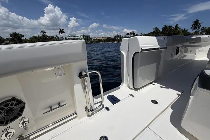 Slide: The Image of Boston Whaler 330 Outrage 2026 - 31