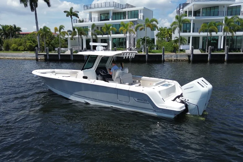 The Image of Boston Whaler 330 Outrage 2026 - 6