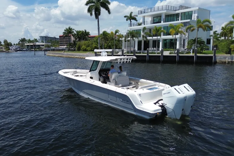 Slide: The Image of Boston Whaler 330 Outrage 2026 - 5