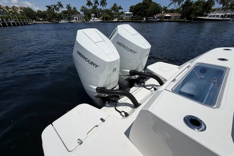 Slide: The Image of Boston Whaler 330 Outrage 2026 - 20