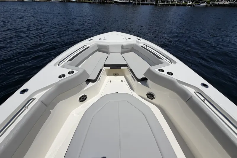 Slide: The Image of Boston Whaler 330 Outrage 2026 - 48