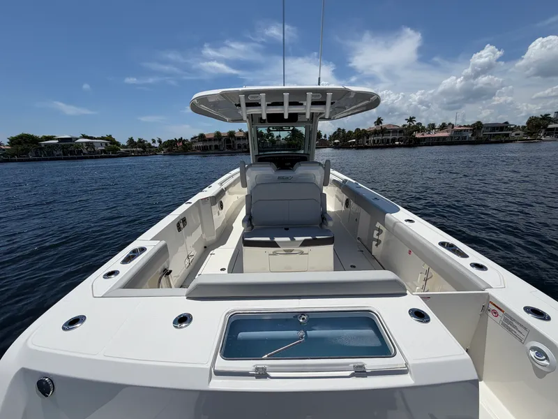Slide: The Image of Boston Whaler 330 Outrage 2026 - 23