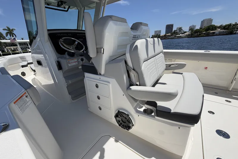 Slide: The Image of Boston Whaler 330 Outrage 2026 - 37