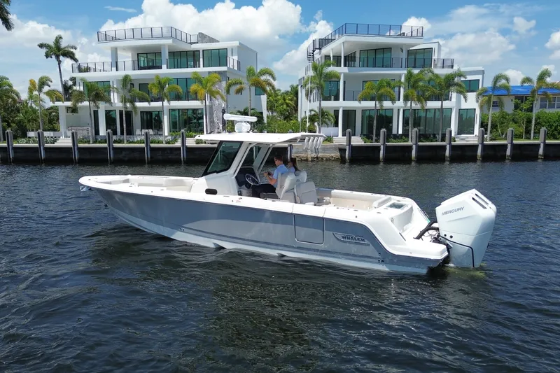 Slide: The Image of Boston Whaler 330 Outrage 2026 - 7