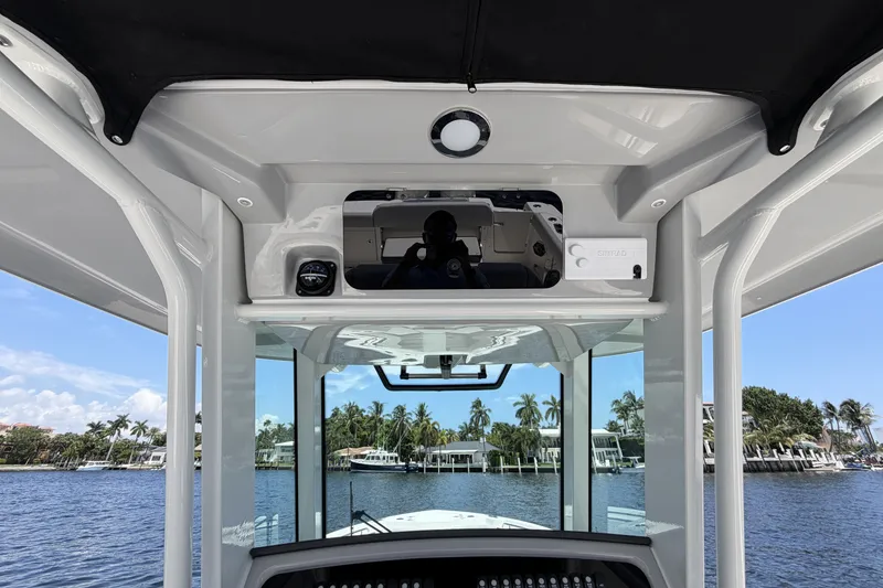 Slide: The Image of Boston Whaler 330 Outrage 2026 - 42