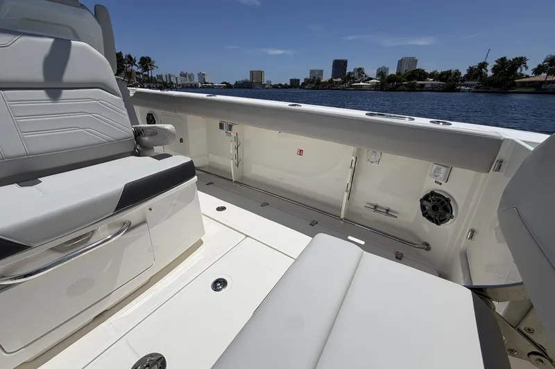 Slide: The Image of Boston Whaler 330 Outrage 2026 - 32