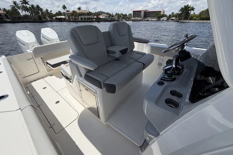 Slide: The Image of Boston Whaler 330 Outrage 2026 - 44