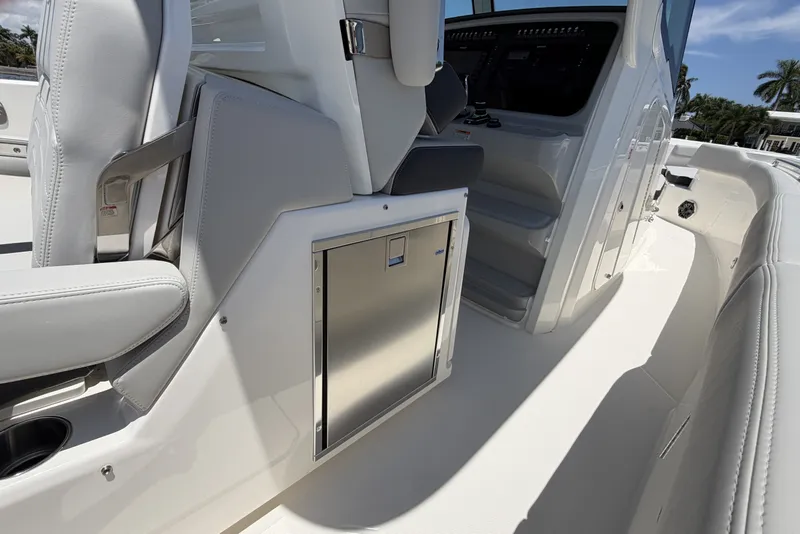 Slide: The Image of Boston Whaler 330 Outrage 2026 - 36