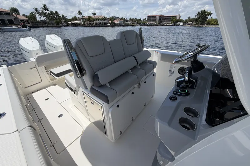 Slide: The Image of Boston Whaler 330 Outrage 2026 - 43