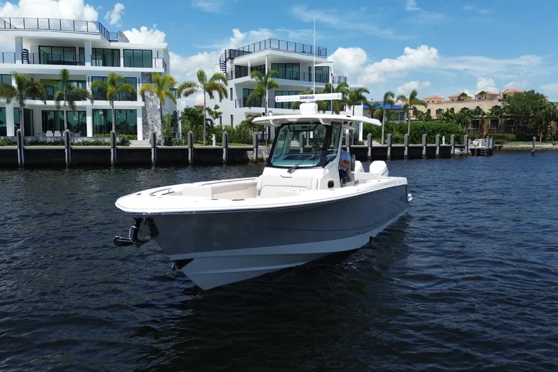Slide: The Image of Boston Whaler 330 Outrage 2026 - 14