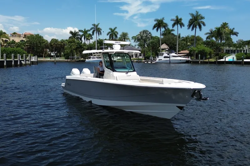 Slide: The Image of Boston Whaler 330 Outrage 2026 - 17
