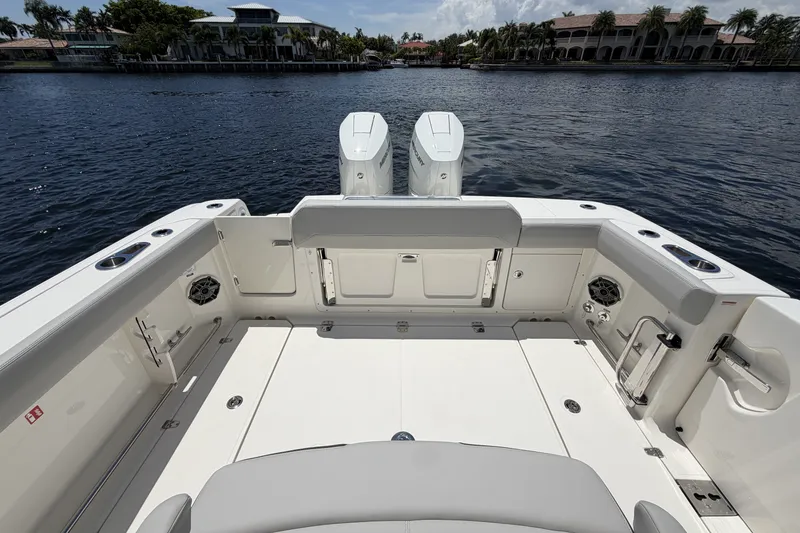 Slide: The Image of Boston Whaler 330 Outrage 2026 - 25