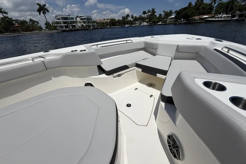 Slide: The Image of Boston Whaler 330 Outrage 2026 - 49