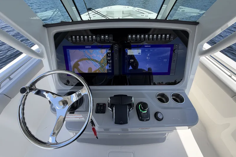 Slide: The Image of Boston Whaler 330 Outrage 2026 - 41