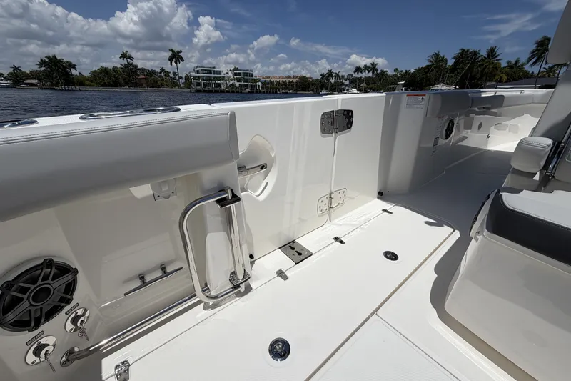 Slide: The Image of Boston Whaler 330 Outrage 2026 - 30