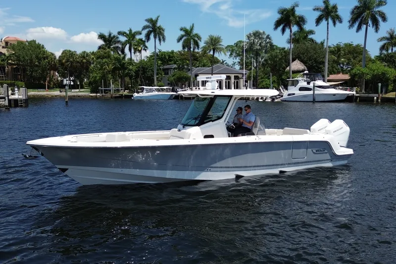 Slide: The Image of Boston Whaler 330 Outrage 2026 - 12