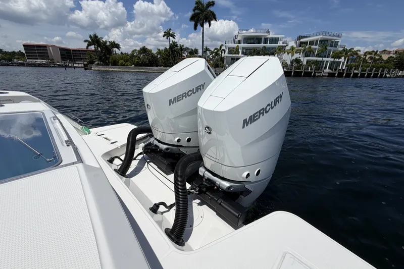 Slide: The Image of Boston Whaler 330 Outrage 2026 - 19