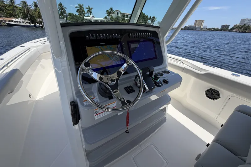 Slide: The Image of Boston Whaler 330 Outrage 2026 - 40