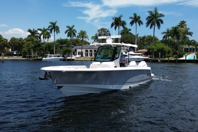 Slide: The Image of Boston Whaler 330 Outrage 2026 - 13