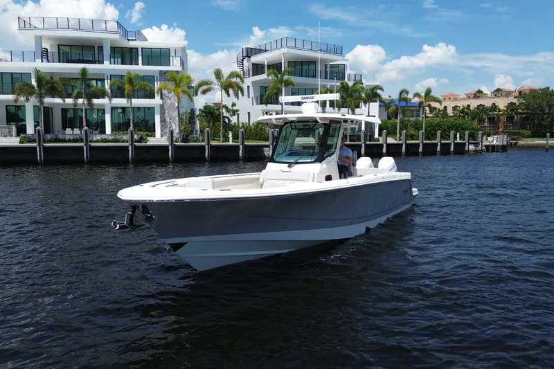 Slide: The Image of Boston Whaler 330 Outrage 2026 - 15
