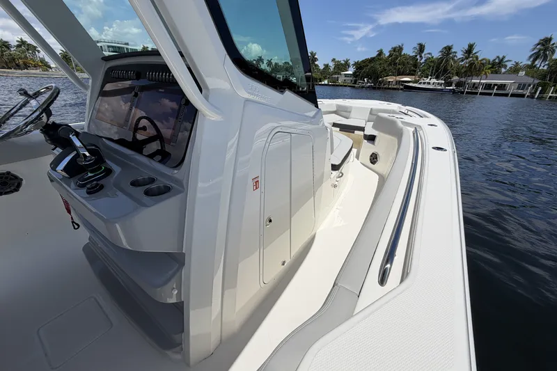 Slide: The Image of Boston Whaler 330 Outrage 2026 - 46