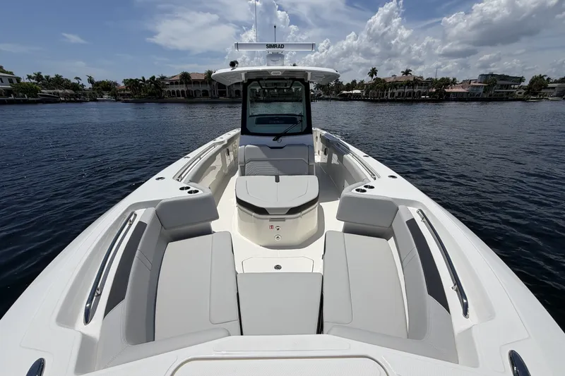Slide: The Image of Boston Whaler 330 Outrage 2026 - 53