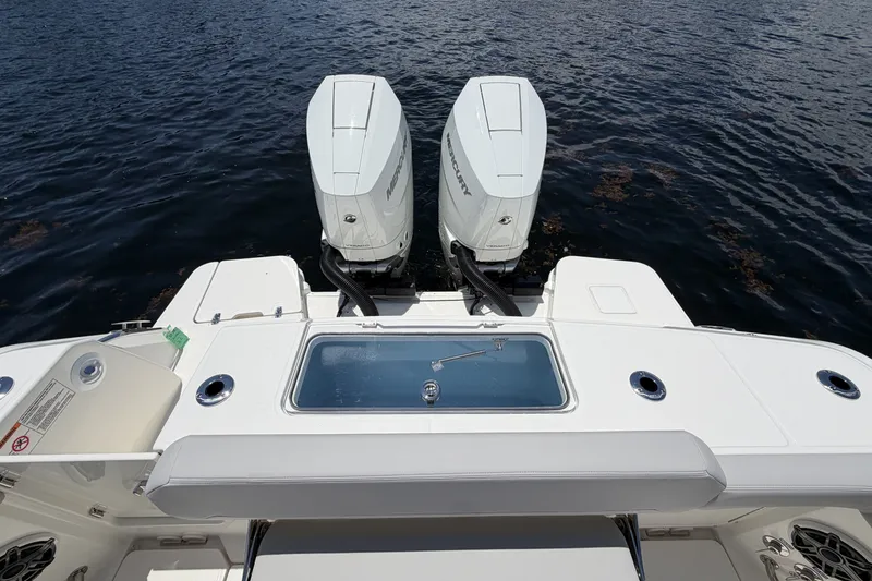 Slide: The Image of Boston Whaler 330 Outrage 2026 - 28