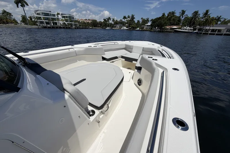 Slide: The Image of Boston Whaler 330 Outrage 2026 - 47