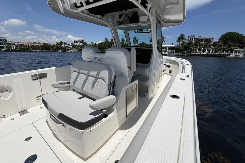 Slide: The Image of Boston Whaler 330 Outrage 2026 - 34