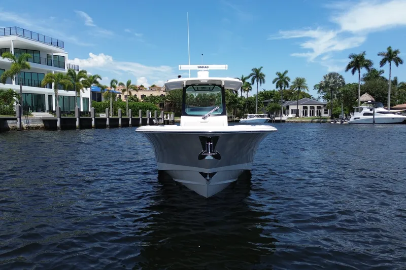 Slide: The Image of Boston Whaler 330 Outrage 2026 - 16