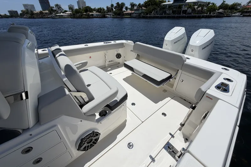 Slide: The Image of Boston Whaler 330 Outrage 2026 - 27