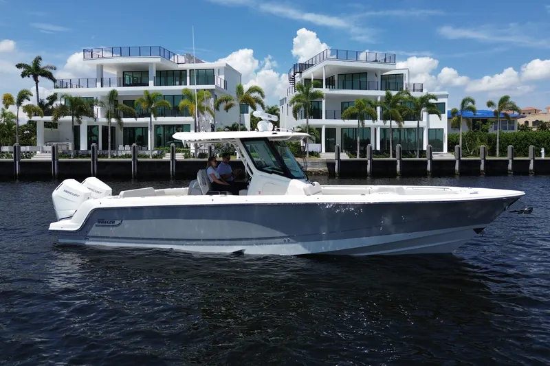 The Image of Boston Whaler 330 Outrage 2026 - 0