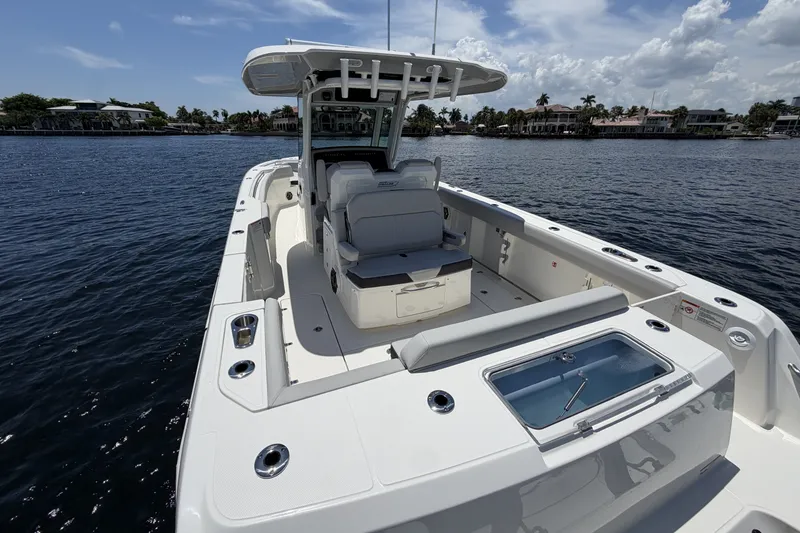 Slide: The Image of Boston Whaler 330 Outrage 2026 - 21